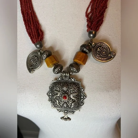 ⭐️ NWOT Costume Jewelry necklace - Picture 3 of 8